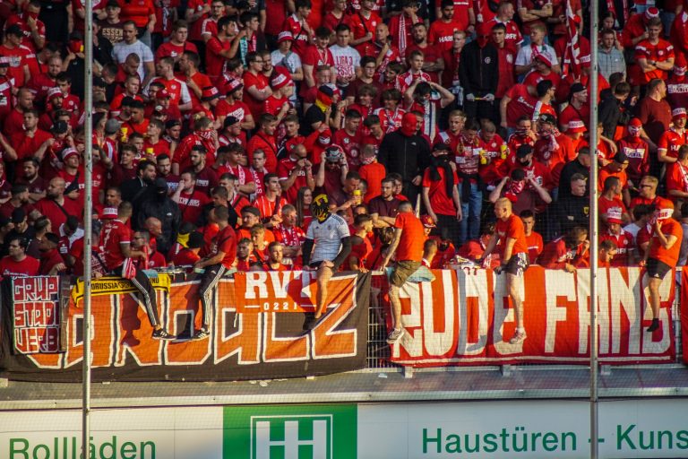 30.000 man op het derde niveau; hete avond bij derby