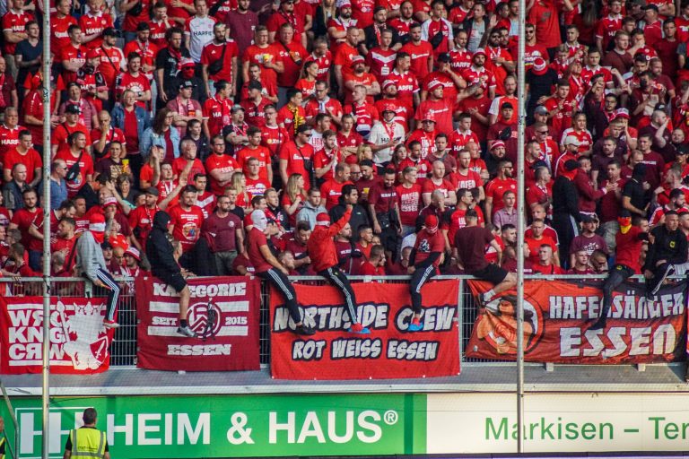 30.000 man op het derde niveau; hete avond bij derby