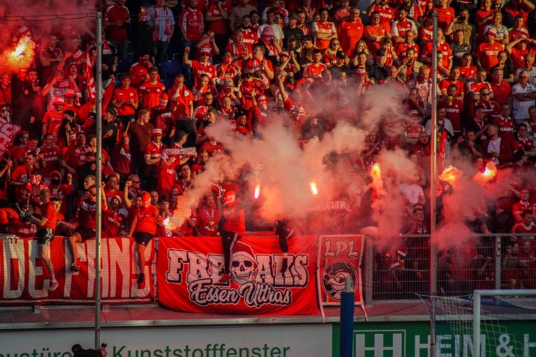 30.000 man op het derde niveau; hete avond bij derby
