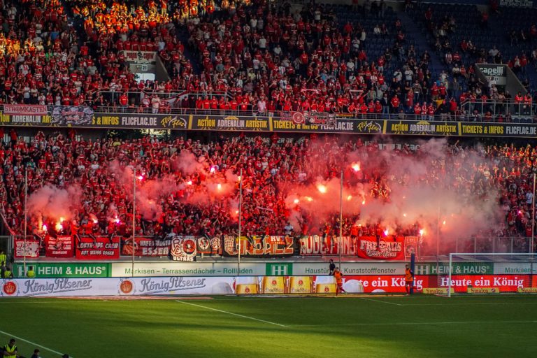 30.000 man op het derde niveau; hete avond bij derby