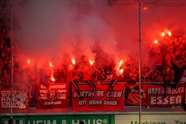 30.000 man op het derde niveau; hete avond bij derby