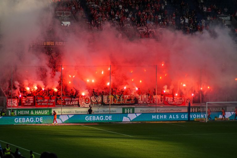 30.000 man op het derde niveau; hete avond bij derby