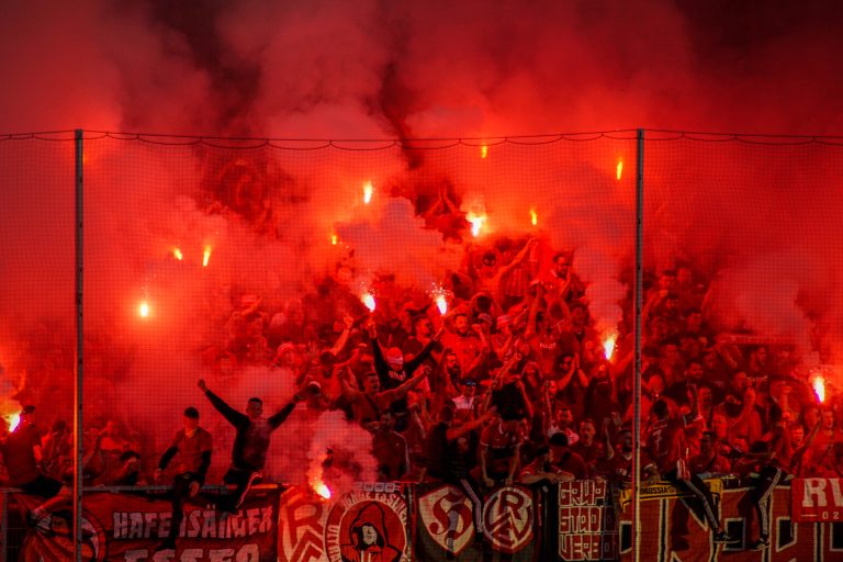 30.000 man op het derde niveau; hete avond bij derby