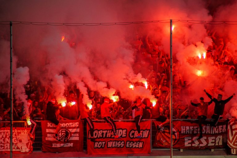 30.000 man op het derde niveau; hete avond bij derby