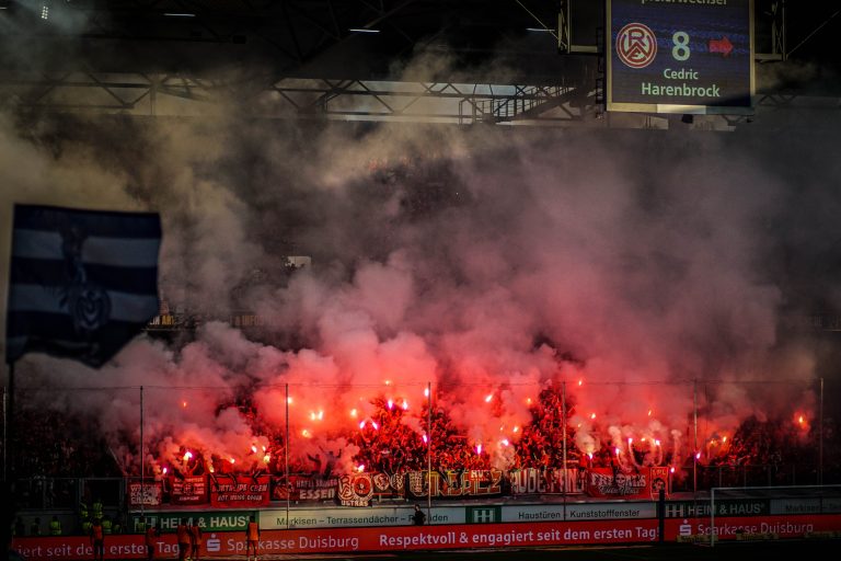 30.000 man op het derde niveau; hete avond bij derby