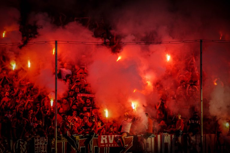 30.000 man op het derde niveau; hete avond bij derby