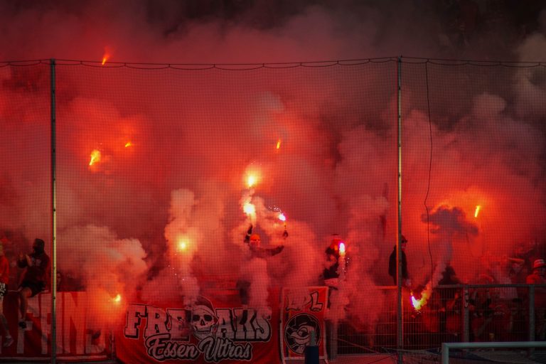 30.000 man op het derde niveau; hete avond bij derby