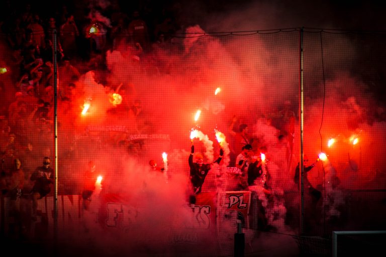 30.000 man op het derde niveau; hete avond bij derby