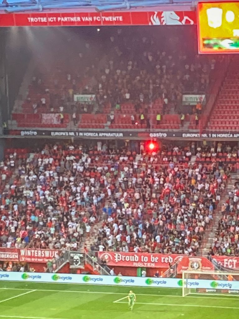 FC Twente verlaat Europa met opgeheven hoofd na kolkende avond