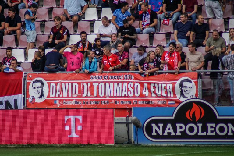 De rauwe sfeer is nooit ver weg bij Utrecht tegen Ajax