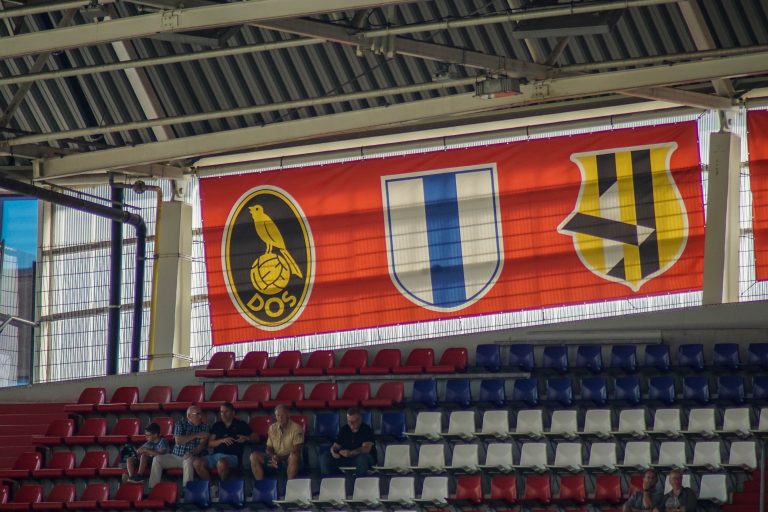 De rauwe sfeer is nooit ver weg bij Utrecht tegen Ajax