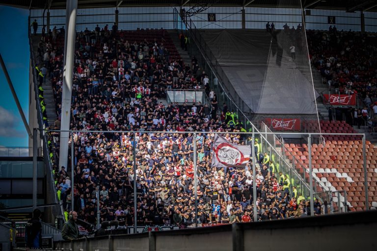 De rauwe sfeer is nooit ver weg bij Utrecht tegen Ajax