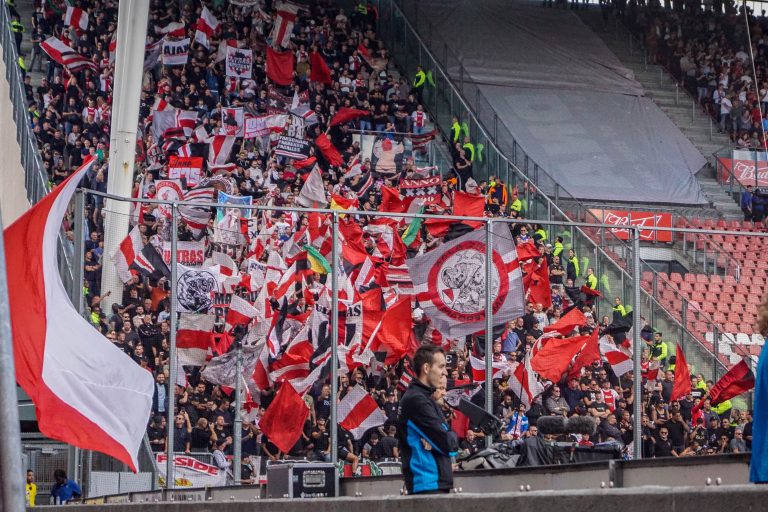 De rauwe sfeer is nooit ver weg bij Utrecht tegen Ajax