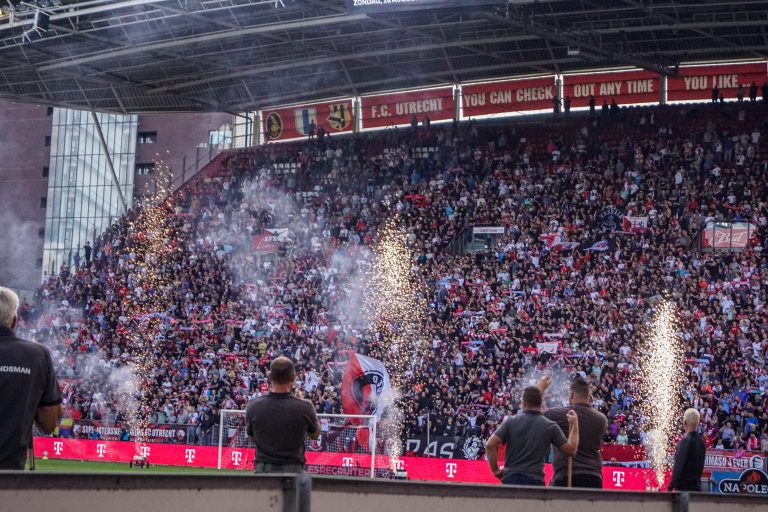 De rauwe sfeer is nooit ver weg bij Utrecht tegen Ajax