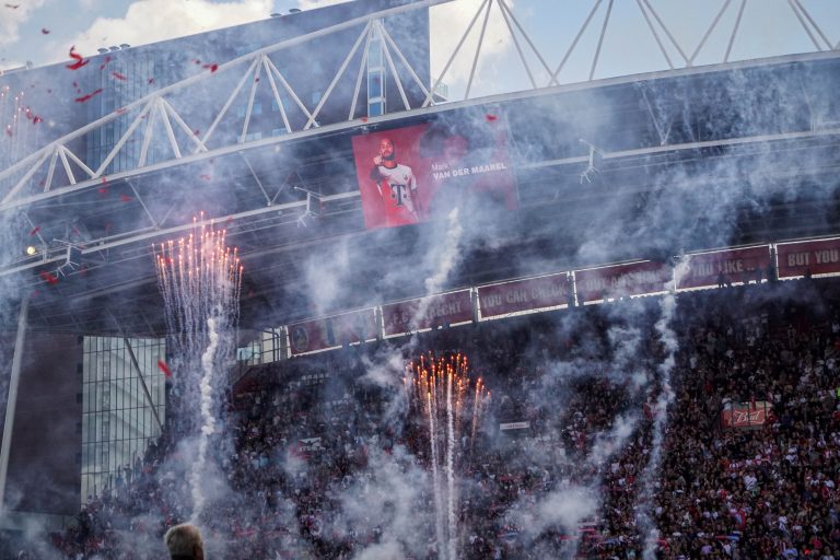 De rauwe sfeer is nooit ver weg bij Utrecht tegen Ajax