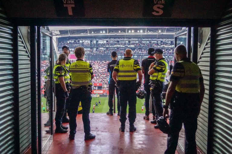 De rauwe sfeer is nooit ver weg bij Utrecht tegen Ajax