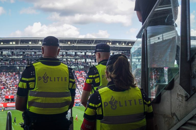 De rauwe sfeer is nooit ver weg bij Utrecht tegen Ajax