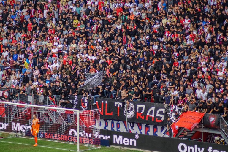 De rauwe sfeer is nooit ver weg bij Utrecht tegen Ajax