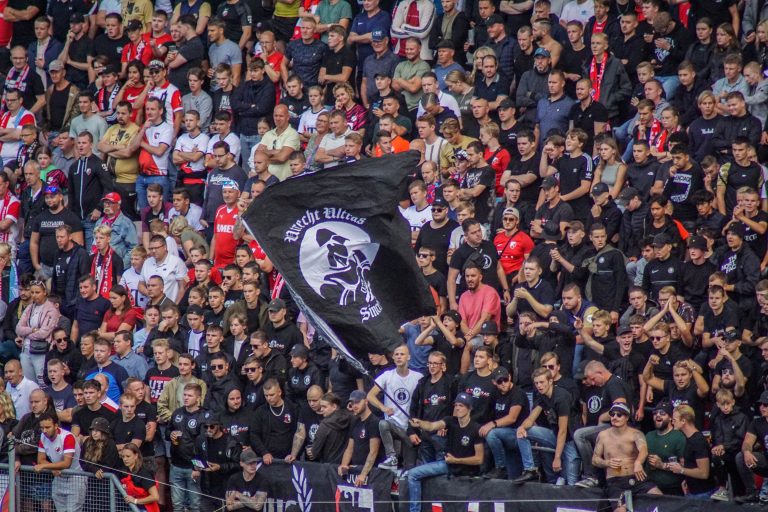 De rauwe sfeer is nooit ver weg bij Utrecht tegen Ajax