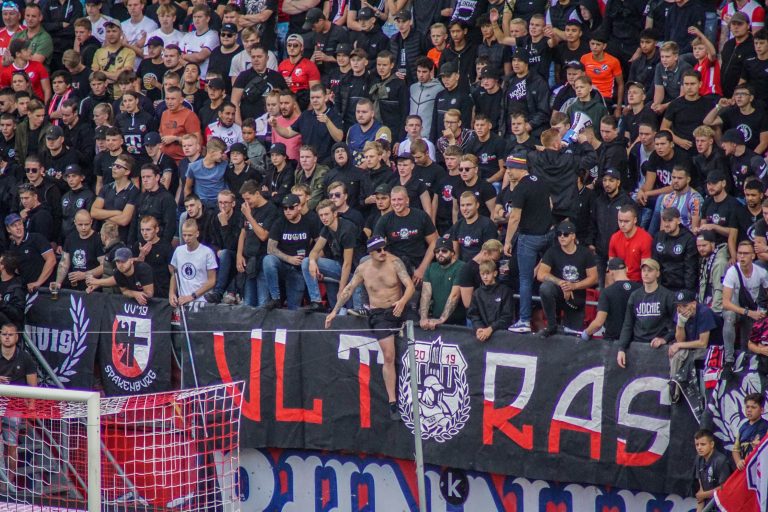 De rauwe sfeer is nooit ver weg bij Utrecht tegen Ajax