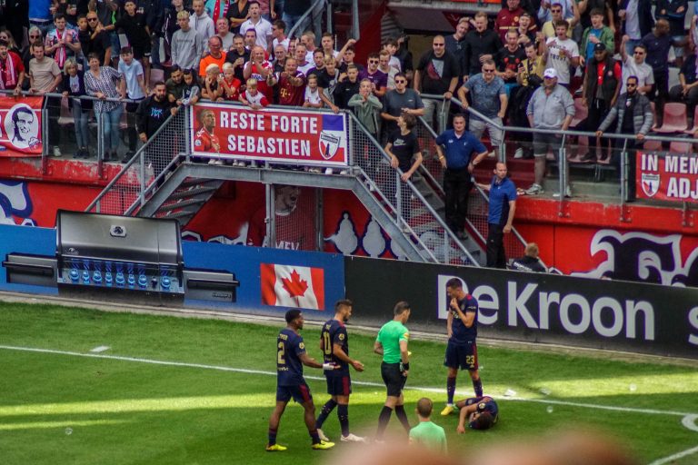 De rauwe sfeer is nooit ver weg bij Utrecht tegen Ajax