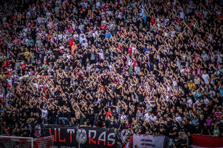 De rauwe sfeer is nooit ver weg bij Utrecht tegen Ajax