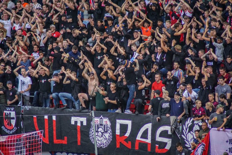 De rauwe sfeer is nooit ver weg bij Utrecht tegen Ajax