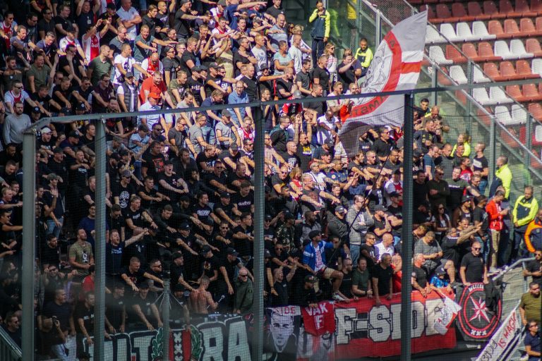 De rauwe sfeer is nooit ver weg bij Utrecht tegen Ajax