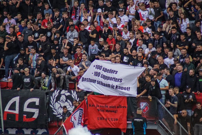 De rauwe sfeer is nooit ver weg bij Utrecht tegen Ajax