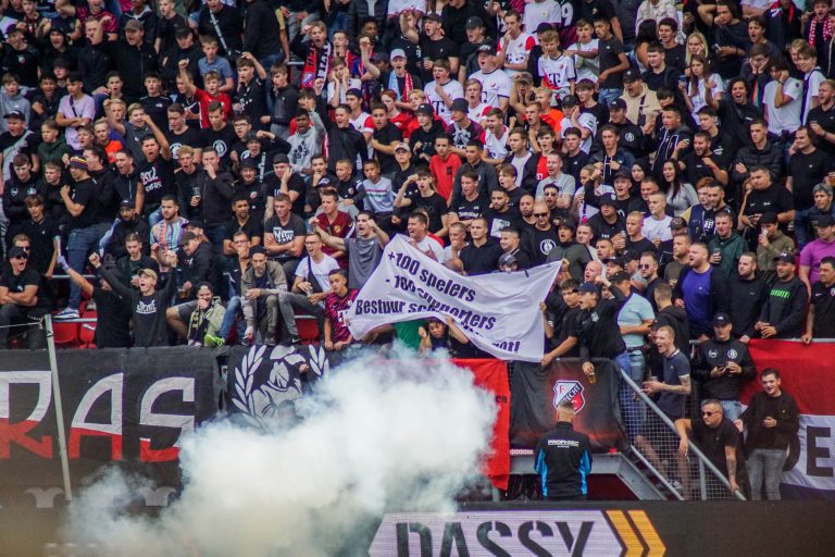 De rauwe sfeer is nooit ver weg bij Utrecht tegen Ajax