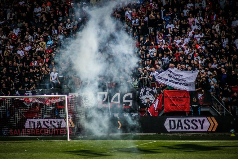 De rauwe sfeer is nooit ver weg bij Utrecht tegen Ajax