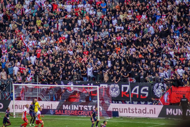 De rauwe sfeer is nooit ver weg bij Utrecht tegen Ajax