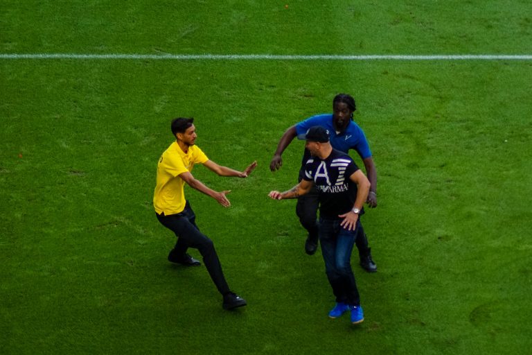 De rauwe sfeer is nooit ver weg bij Utrecht tegen Ajax