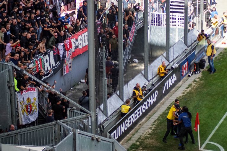 De rauwe sfeer is nooit ver weg bij Utrecht tegen Ajax