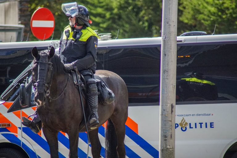 De rauwe sfeer is nooit ver weg bij Utrecht tegen Ajax
