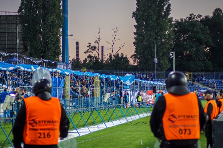 Ruch Chorzow – Gornik Zabrze: Poolse Hooligans creëren bizarre avond