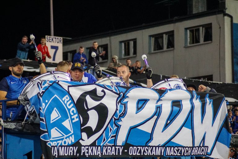 Ruch Chorzow – Gornik Zabrze: Poolse Hooligans creëren bizarre avond