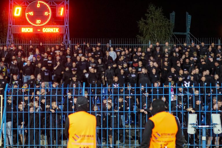 Ruch Chorzow – Gornik Zabrze: Poolse Hooligans creëren bizarre avond