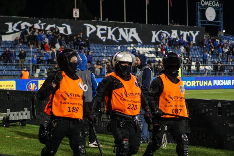 Ruch Chorzow – Gornik Zabrze: Poolse Hooligans creëren bizarre avond