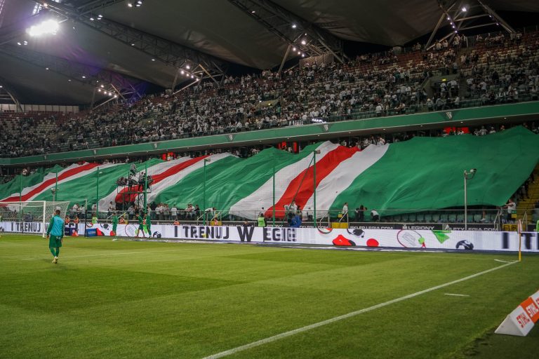 Geluidsorkaan en pyrostorm; vriendschapswedstrijd Legia Warschau