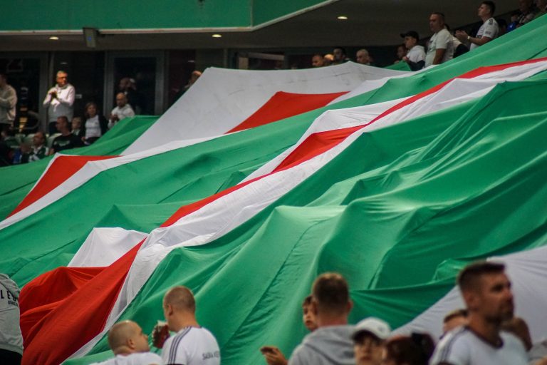 Geluidsorkaan en pyrostorm; vriendschapswedstrijd Legia Warschau