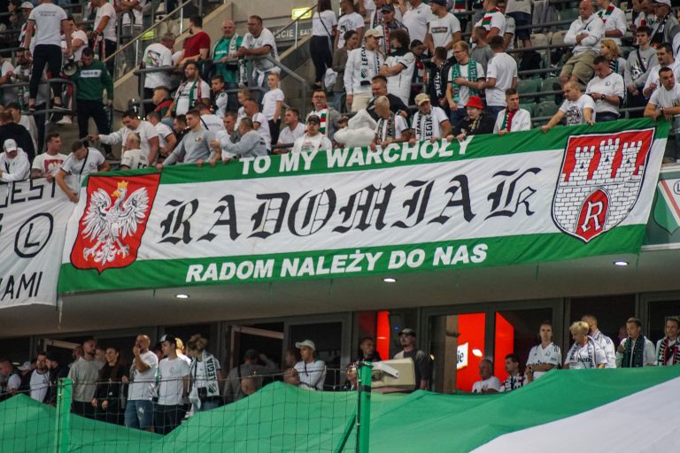 Geluidsorkaan en pyrostorm; vriendschapswedstrijd Legia Warschau