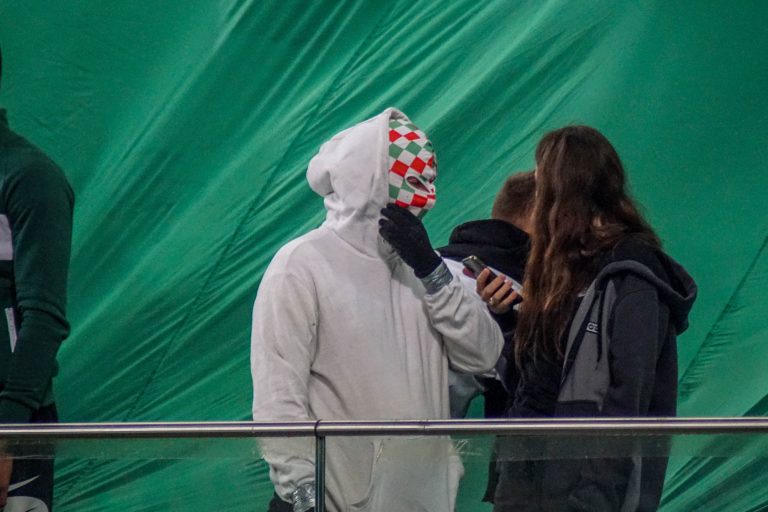 Geluidsorkaan en pyrostorm; vriendschapswedstrijd Legia Warschau