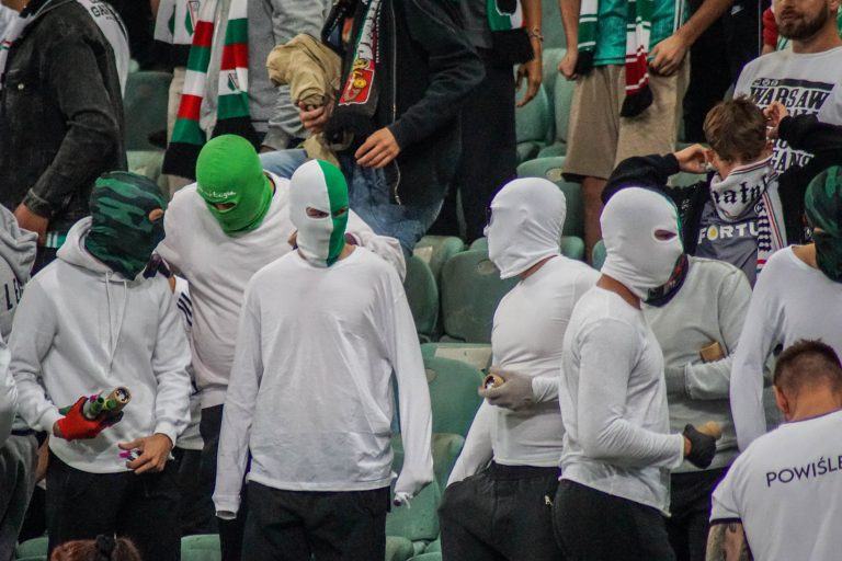Geluidsorkaan en pyrostorm; vriendschapswedstrijd Legia Warschau
