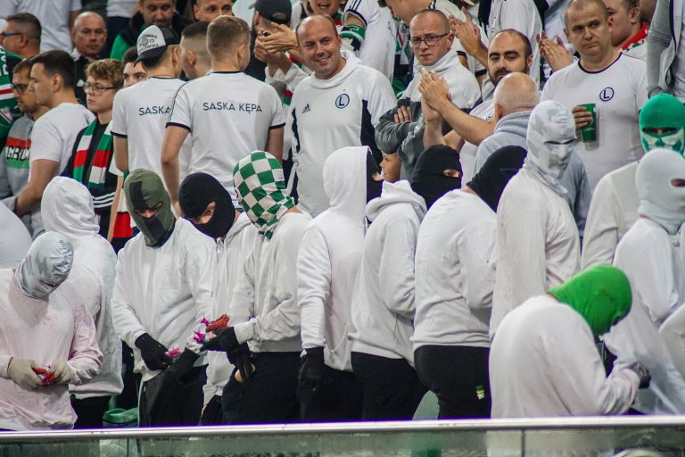 Geluidsorkaan en pyrostorm; vriendschapswedstrijd Legia Warschau