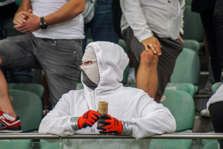 Geluidsorkaan en pyrostorm; vriendschapswedstrijd Legia Warschau