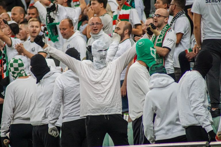 Geluidsorkaan en pyrostorm; vriendschapswedstrijd Legia Warschau
