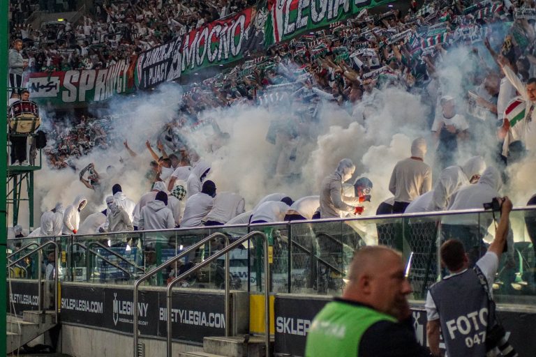 Geluidsorkaan en pyrostorm; vriendschapswedstrijd Legia Warschau