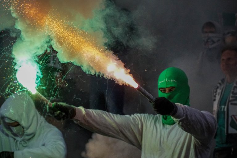 Geluidsorkaan en pyrostorm; vriendschapswedstrijd Legia Warschau