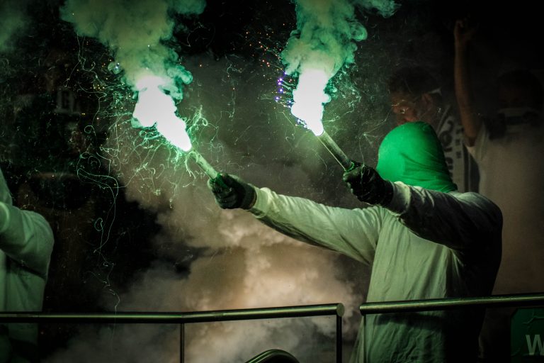 Geluidsorkaan en pyrostorm; vriendschapswedstrijd Legia Warschau